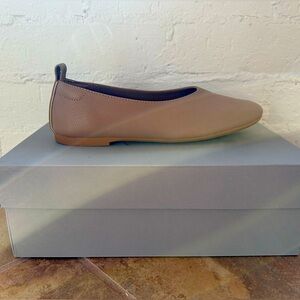 Brand new size 5 Everlane Day Glove in either Tan or Mocha. Worn just to try on.
